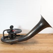 Nostalgic retro antique snake-shaped big hug brass musical instrument big horn hand-cranked phonograph record player homestay decoration 9 items