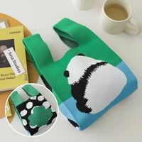 Эмо -панда -дифферентные узоры по обеим сторонам зеленого