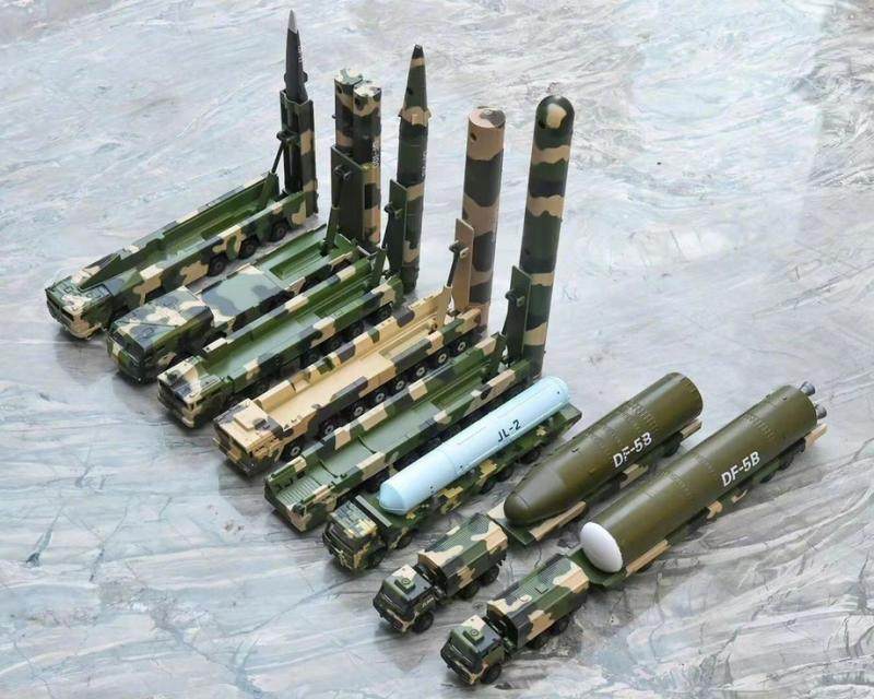 1/100 MINI China ARMY DF-5B Dongfeng ballistic Nuclear Missile