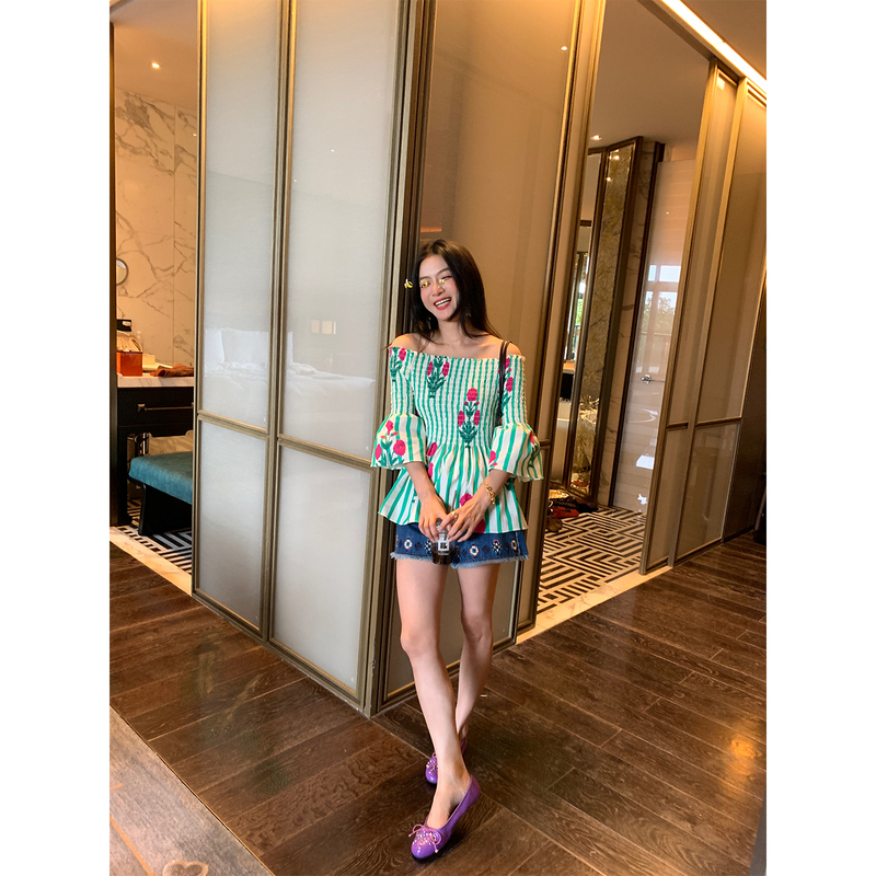 Luo Luo Jiejie Green Floral Striped Shirt for Women 2026 New Slimming Off-Shoulder Top with Waist-Cinching Design Luo Luo Jiejie Green Floral Striped Shirt for Women 2026 New Slimming Off-Shoulder Top with Waist-Cinching Design