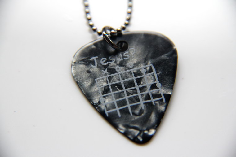 GsusMusic-JESUS ​​Chord Celluloid Standard Guitar Pick Necklace Gives a Replacement Pick