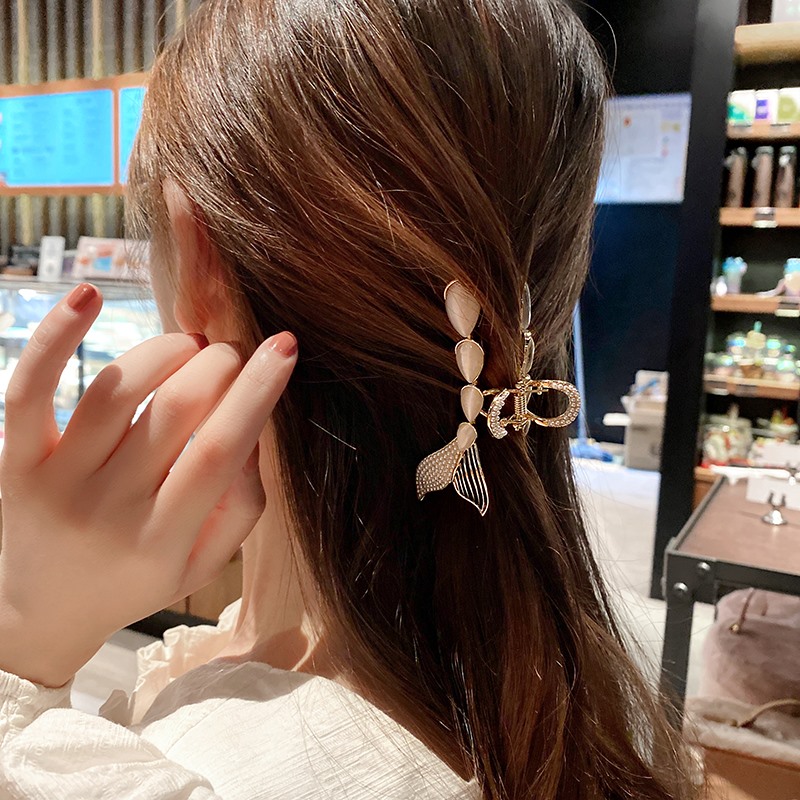 Japanese Pearl Fish Tail Rear Brain Spoon in Grip Metal Grip Metal Grip Woman Mermaid Cat Eye Stone Temperament Semizal Hair Clip