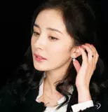 Маленькие асимметричные серьги с бантиком