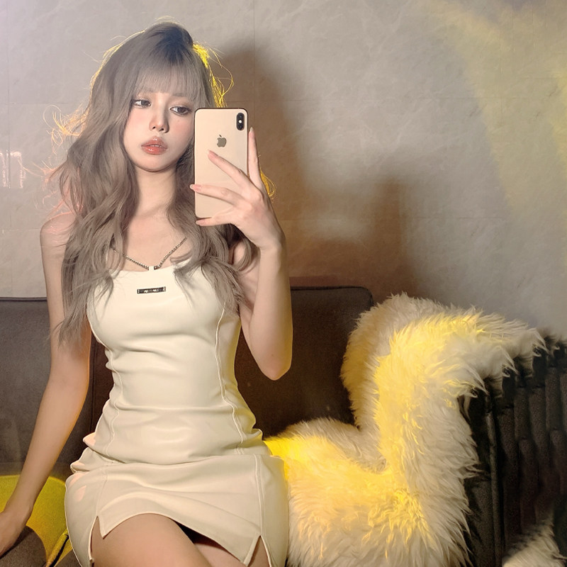 Pure desire to wind white cortex hanging neck one-piece dress 2023 Summer new millennial hot girl Heavy workpack hip open fork short skirt-Taobao