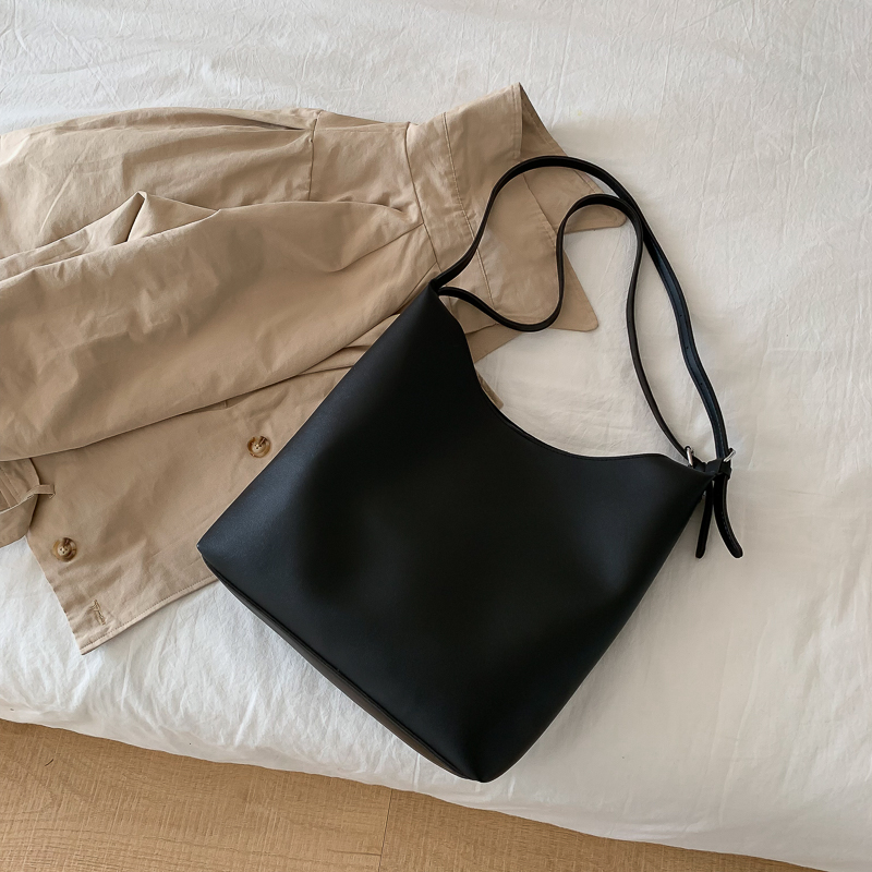BlackRetro Bucket bag Female bag Big bag 2021 new pattern Korean version Versatile Simplicity The single shoulder bag chic leisure time tide Inclined shoulder bag