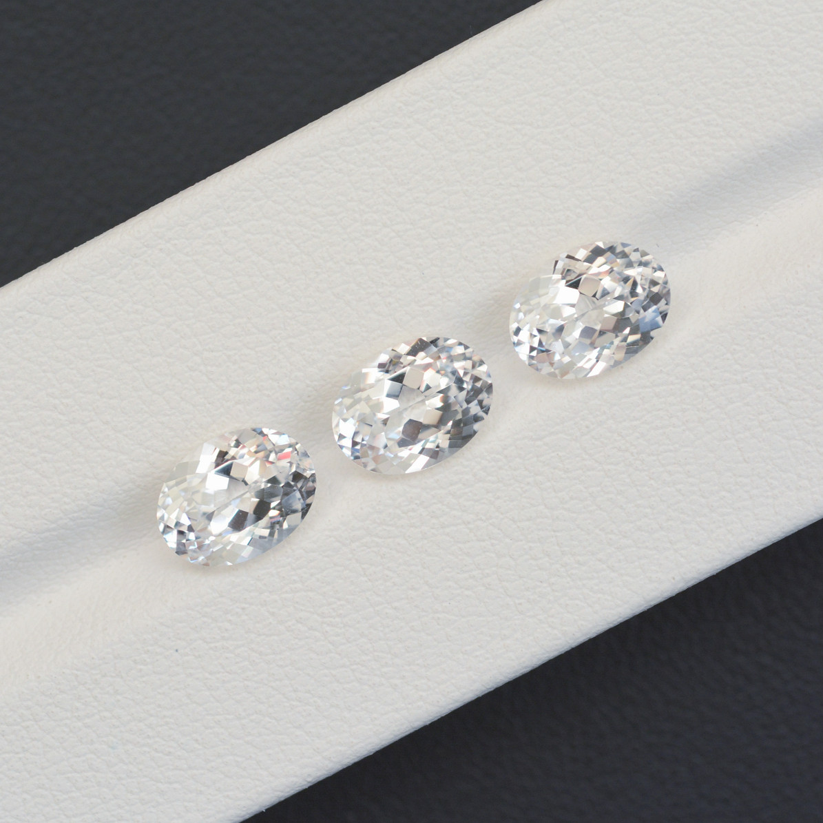 養殖サファイア、合成サファイア、ホワイトサファイア、卵型、フレームフュージョン養殖宝石、宝石美学