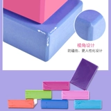 Прикоснитесь к камню, пересекающемуся в детском саду реки, ежегодный командный сборщик на открытом воздухе.