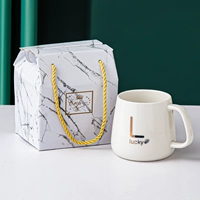 Белая одно чашка