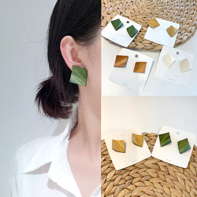 The same style earrings as those in Dongdaemun, South Korea, with a retro and cold female design and a unique geometric wood style, are versatile ear studs and earrings for autumn and winter