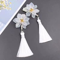 Белый клип+белые цветы+белая кисточка