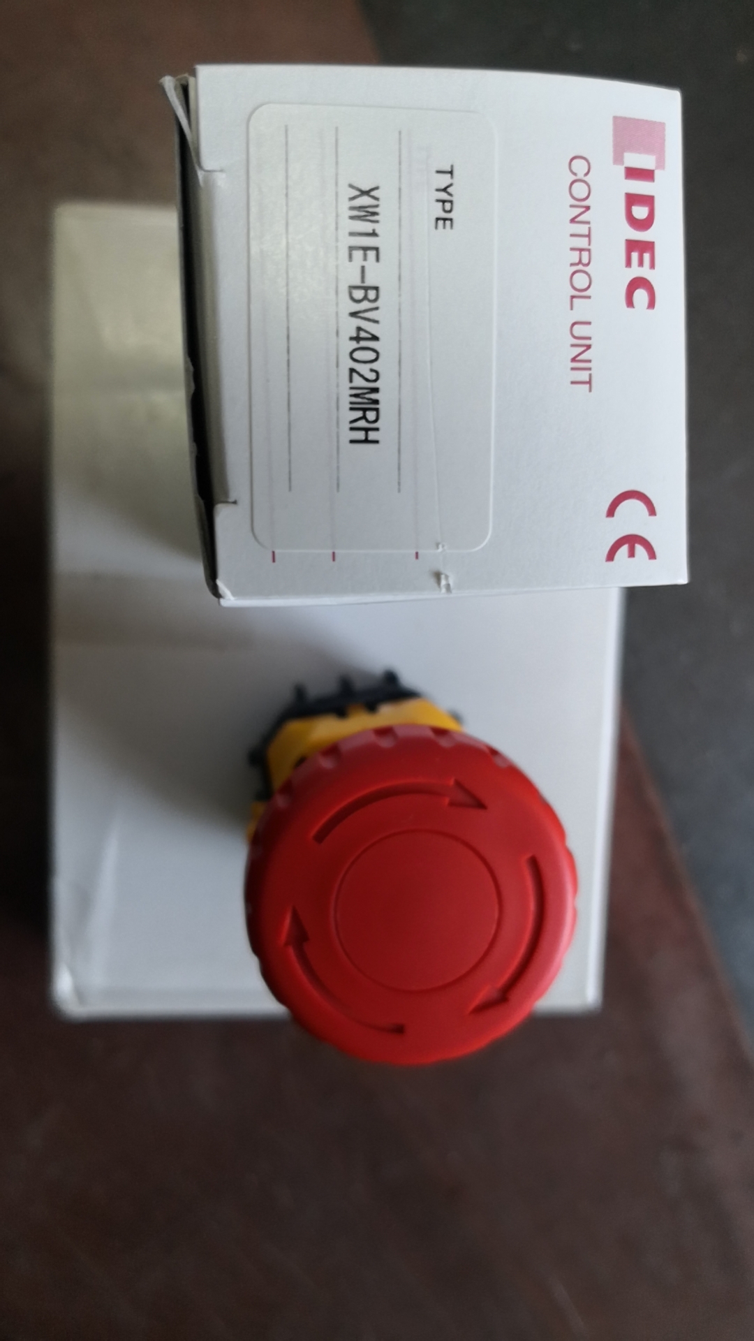 Original Japan IZUMI IDEC push button switch XW1E-BV402MRH original