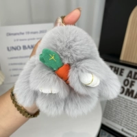 Светло -серый морковный кролик