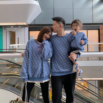 Online red pro-children clothing a family of three and four mother and daughter with mother and daughter dress full of old flowers and baby to climb