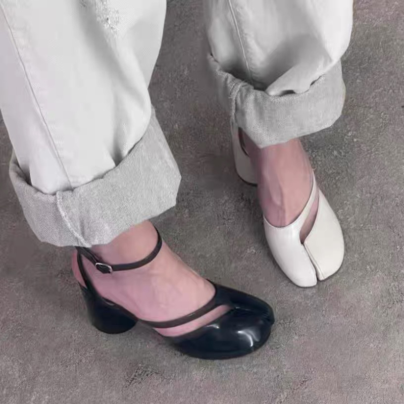 2026 Summer New Style Pig's Trotters Retro Chunky Heel Split-Toe Closed-Toe Sandals Women's Horseshoe High Heels Single Strap Shoes