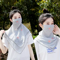 Персик цветет серый