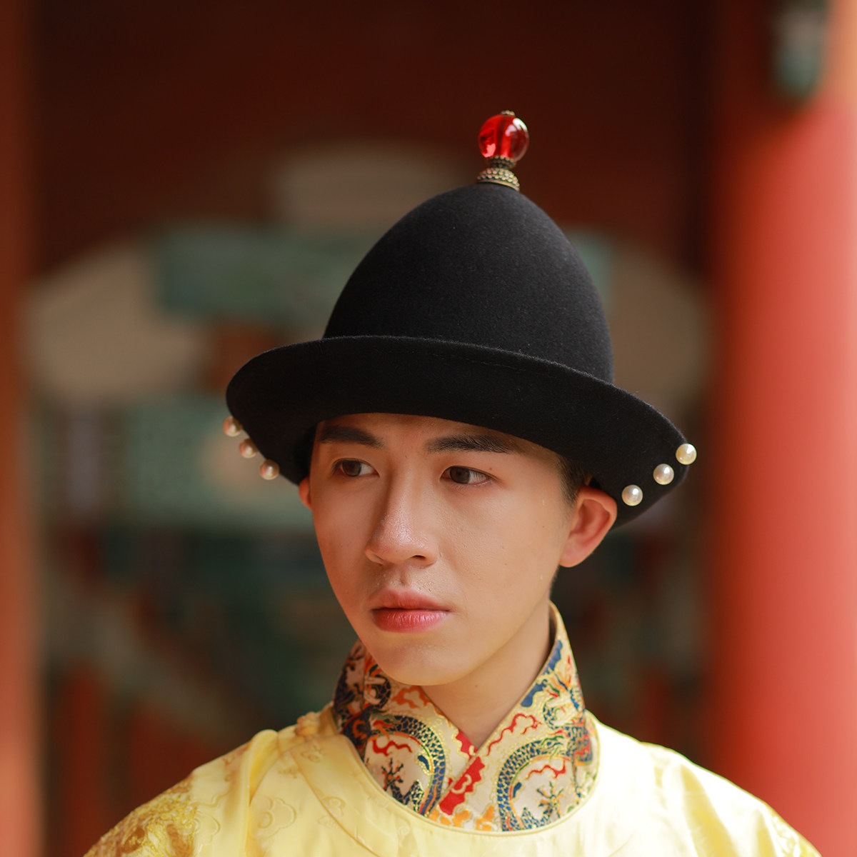 乌衣巷明制黑直檐帽皇帝毡帽帽檐上缀珍珠有何讲究?古代汉服帽子男款特点?-汉服服配-淘宝好物网