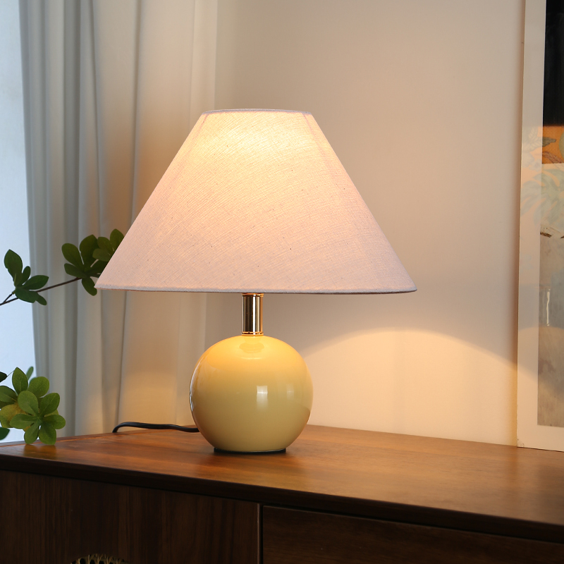2025 New Table Lamp Bedroom Bedside French Mid-Century Style Ceramic Chestnut High-End Retro Cream Bedside Atmosphere Lamp