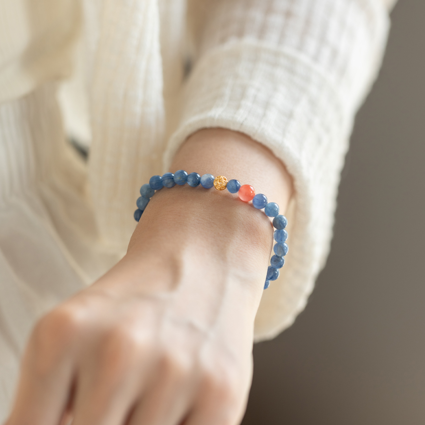 Blue hour天然黄水晶檀木手串女款:轻奢高级感招财莲花手链的解析