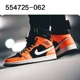 Giày thể thao Air Jordan 1 Mid AJ1 ở giữa nhỏ bị cấm mang giày bóng rổ thế hệ đen và đỏ 554724-810