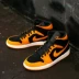 Giày thể thao Air Jordan 1 Mid AJ1 ở giữa nhỏ bị cấm mang giày bóng rổ thế hệ đen và đỏ 554724-810