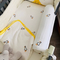 Стеганая колонна в виде утки голубого цвета