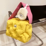 Небольшая дизайнерская трендовая сумка подмышку с пухом, коллекция 2021, осенняя, тренд сезона