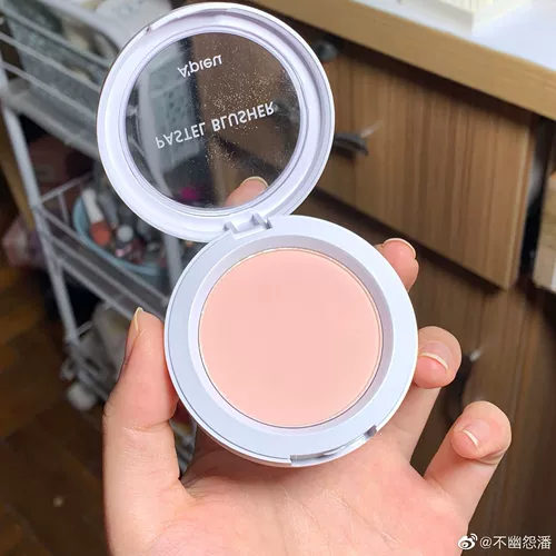 Матовые нюдовые румяна, розовая пудра, клубника