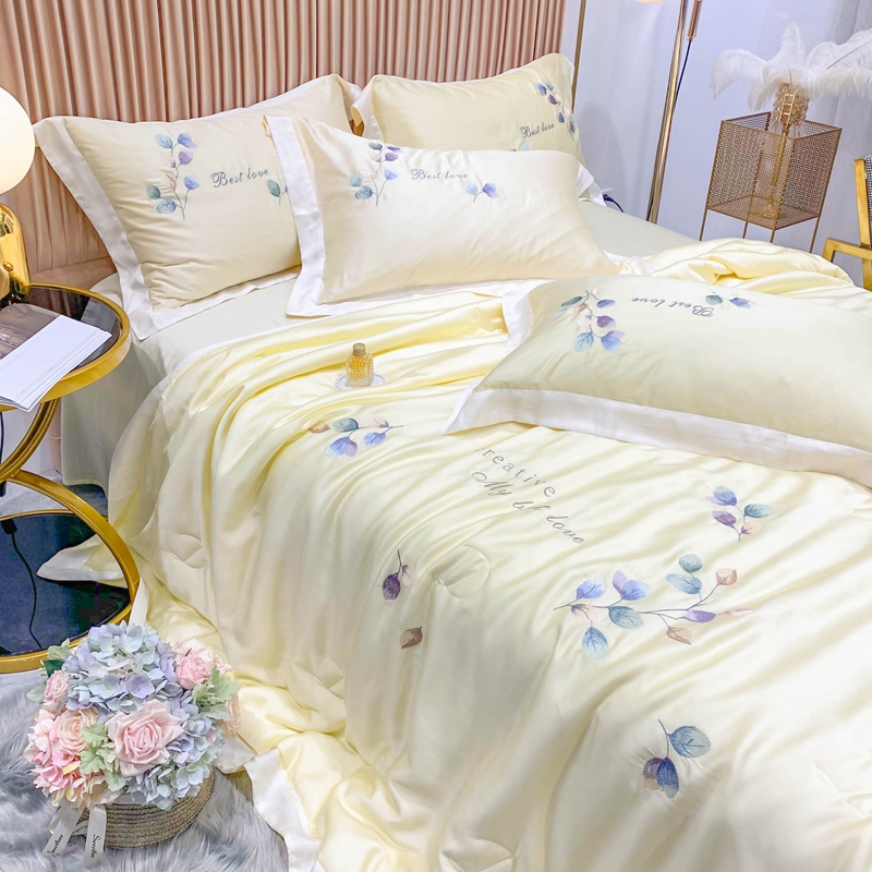 Light extravaganza 80 heather four pieces of air conditioning by high end washable ice silk summer cool by little fresh and cool.