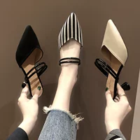 Dép và dép nữ màu đỏ ròng 2019 Giày mới mũi nhọn của phụ nữ Giày Muller Baotou hai mang giày cao gót - Dép dép puma chính hãng