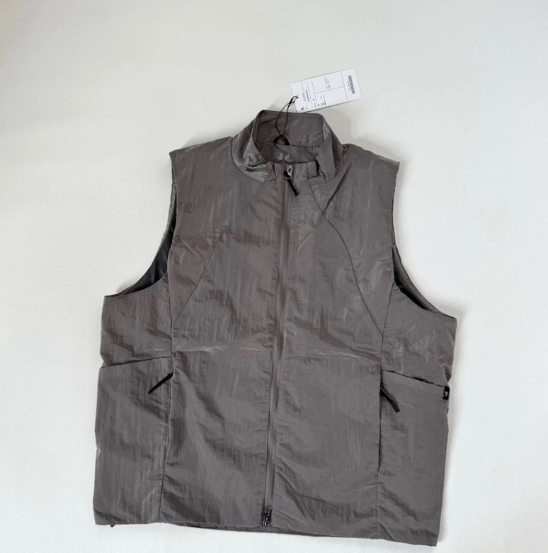 Goldwin Japanese-Style Outdoor Functional Vest with Multi-Functional Back Pocket, Tear-Resistant and Waterproof