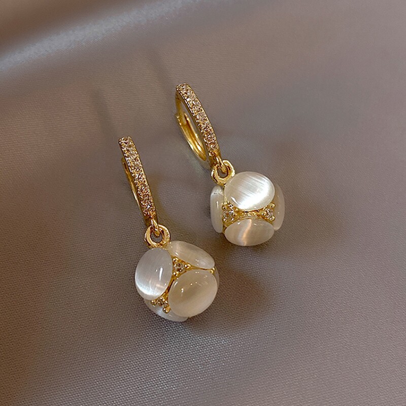 Candy Keen light extravagant cat eye stone earrings 2022 New wave temperament small crowdDesign Senior Sensation Ear Accessories