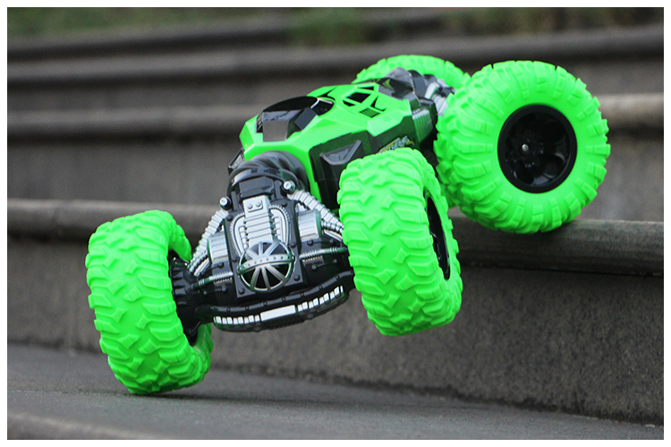 Quá khổ bốn bánh lái xe leo núi off-road điều khiển từ xa biến dạng xe hai mặt xoắn sạc trẻ em xe đồ chơi cậu bé do choi tre em