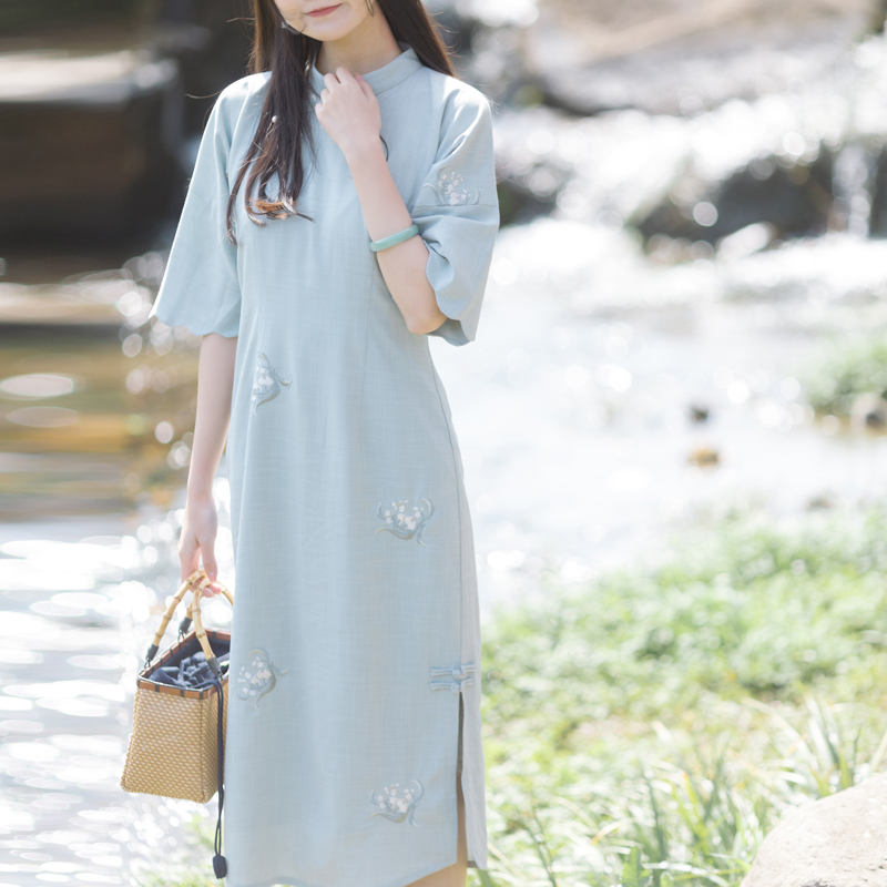 Sichuan Dai time: The long version of the young girl's qipao in the early spring can be worn with small fresher and embroidered improved qipao
