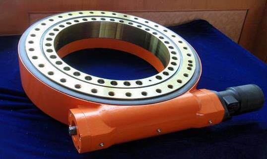 Swivelling drive swivel mechanism supports bearing worm gear for worm gear