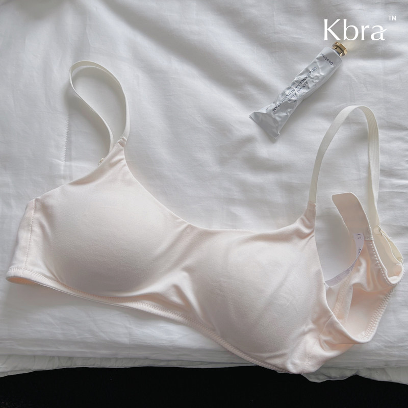 Kbra - 柔らかくてサポート力抜群！シームレスのレディースサマーブラ。薄手で軽量、小胸の方に最適。サポート力があり、脇肉のボリュームを抑え、たるみを防ぎます。