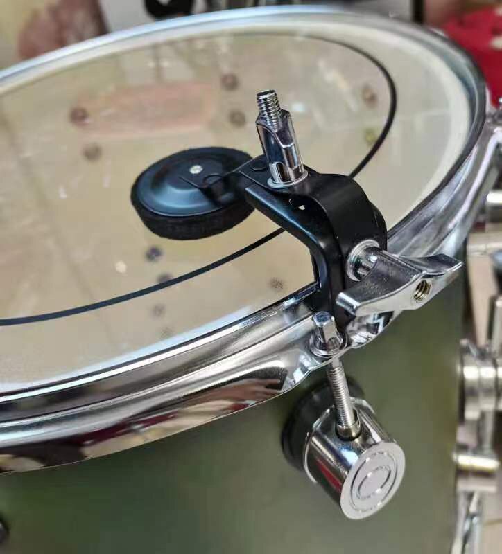 スネアドラムの倍音を除去するための高性能スネアドラムミュートクリップ。使いやすく、持ち運びやすく、プロ仕様です。