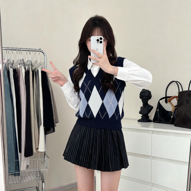 Diamond-Patterned Age-Reducing Sweater Vest for Women 2026 Autumn and Winter Loose Korean Style Pullover Sleeveless V-Neck Knitwear for Women Diamond-Patterned Age-Reducing Sweater Vest for Women 2026 Autumn and Winter Loose Korean Style Pullover Sleeveless V-Neck Knitwear for Women