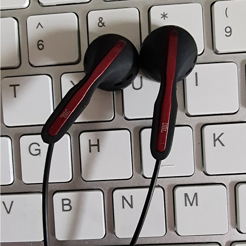 Large volume mobile phone headphones with side McCall high sound quality ipad flat radio ear back elderly help with ear plugs