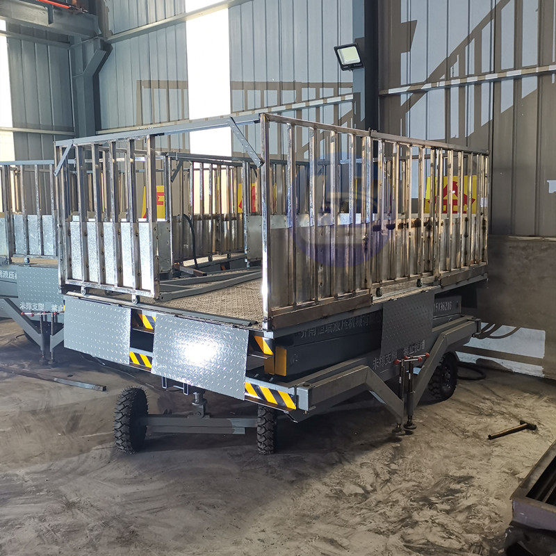 Electric hydraulic small mobile lift pig platform to catch pig channel to climb pig pig pig unloading table