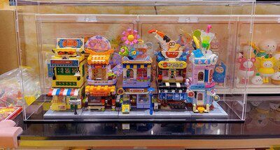 Keeppley shows the box of acrylic transparent dust cover loz handler colorful mini street view