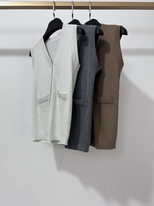 Low-Key and Elegant! Elevates Your Look with This Fine-Woven Velvet Cardigan Vest with Shiny Stripes and Stretchy V-Neck