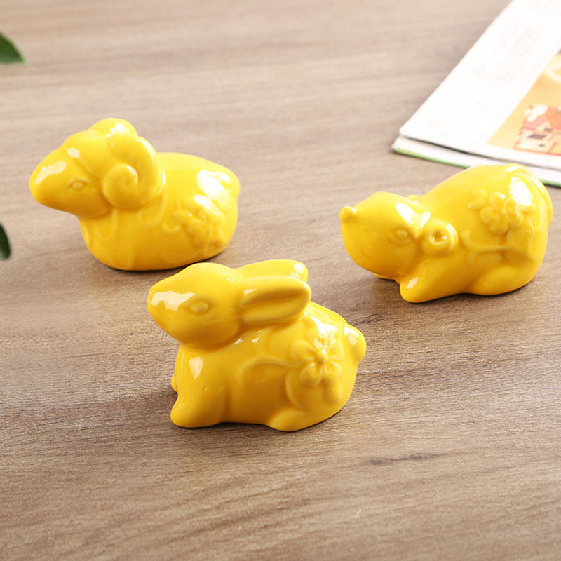 牛、羊、兎、犬、猿の十二支をモチーフにした、創造性あふれる陶器製の置物。足の不調を改善し、風水上の問題を解決し、富を引き寄せ、家の中の邪気を払うようにデザインされています。