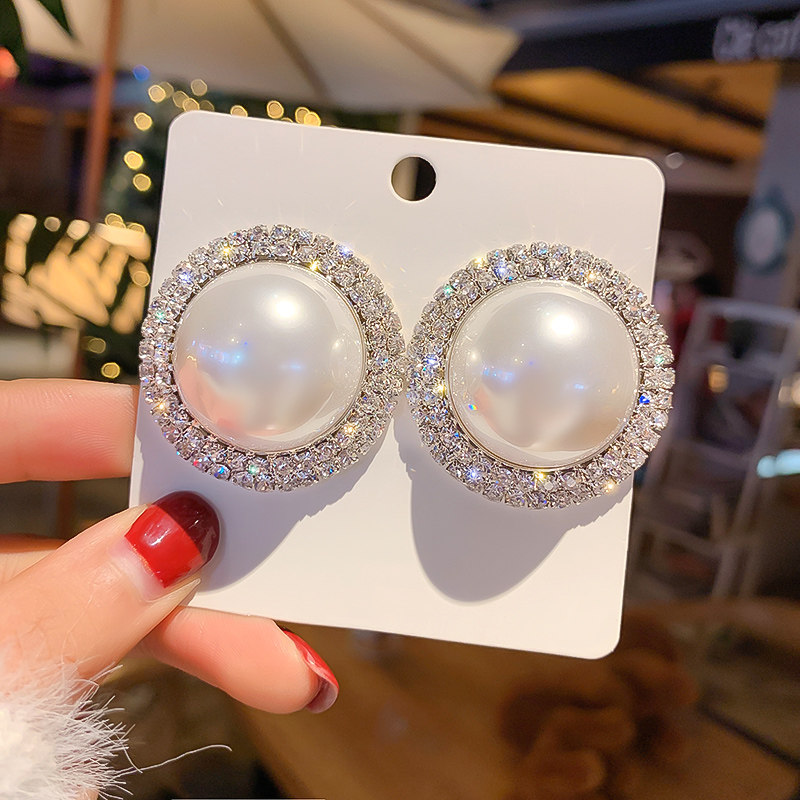 South Korea's senior pearl earrings in 2021 new tide temperament network red autumn style of ear - nail ear accessories