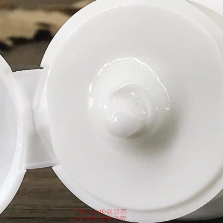 Mua hai tặng một sản phẩm sữa gia đình Li Yan đích thực làm sáng mịn và dưỡng ẩm cho da mặt