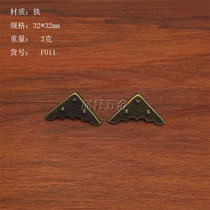 The corners of the antique wooden box wine box are decorated with the corners of the tin corners