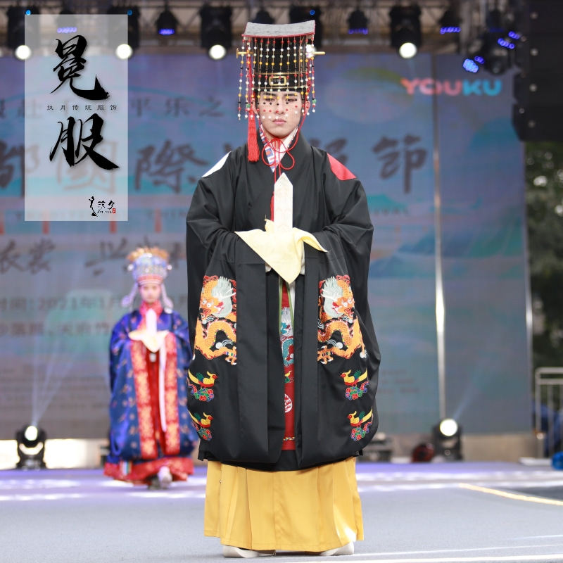 皇帝の冠衣は、重厚な刺繍が施され、錦織の襟、膝丈のエプロン、黄色のスカート、幅広の帯が特徴で、供犠や結婚式などの儀式で用いられた。