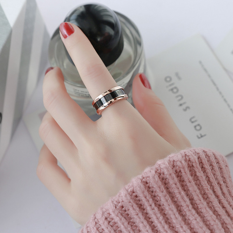 Thời trang màu đỏ hồng vàng titan thép đơn giản ngón trỏ nhẫn nam và nữ đôi hẹp phiên bản màu đen gốm vòng trang sức nhẫn nữ đẹp