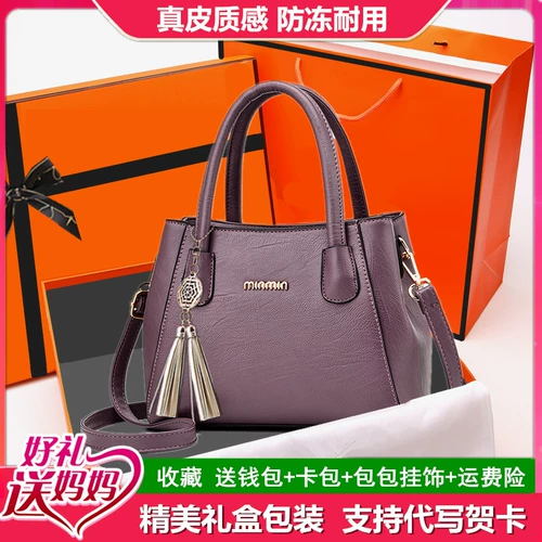 Средние и пожилые люди с рукой.