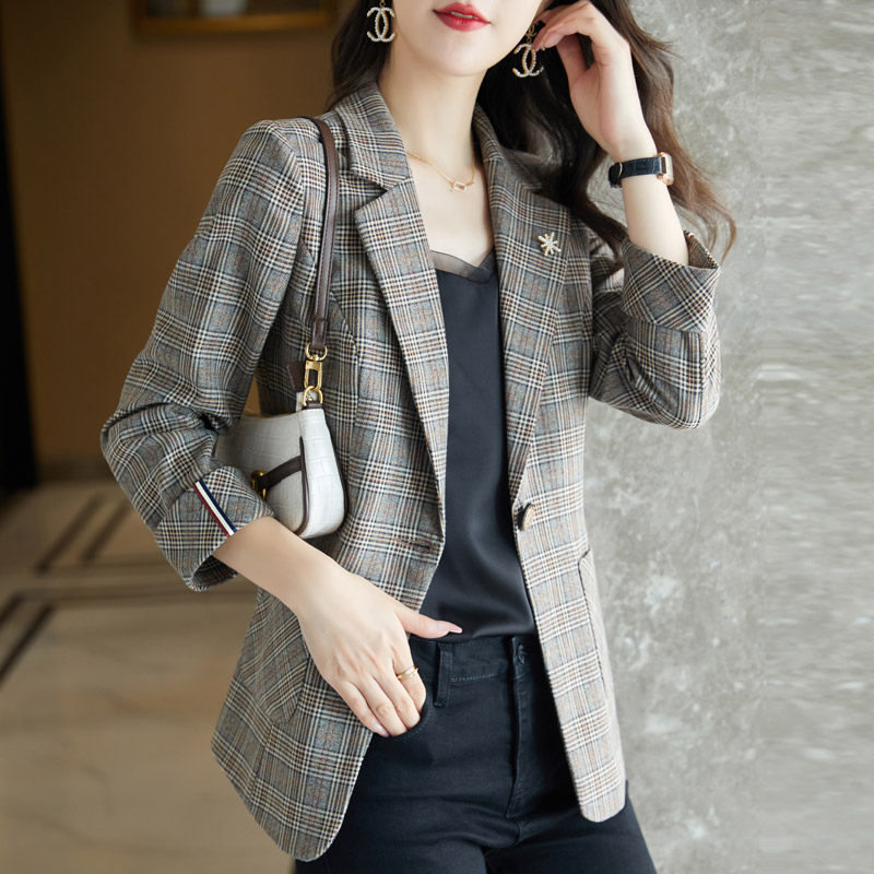 Plaid small suit jacket women's short section small man with three-quarter sleeves 2023 spring and summer new professional casual suit jacket