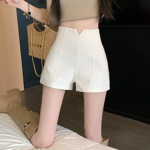 Белый пиджак классического кроя, шорты, тонкие эластичные штаны, высокая талия, в обтяжку, А-силуэт